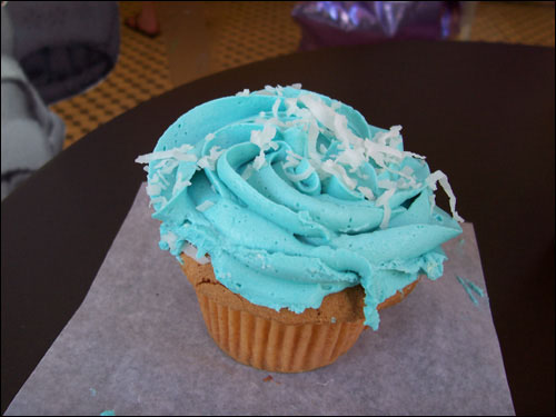 Blue Hawaii Cupcake, yum!